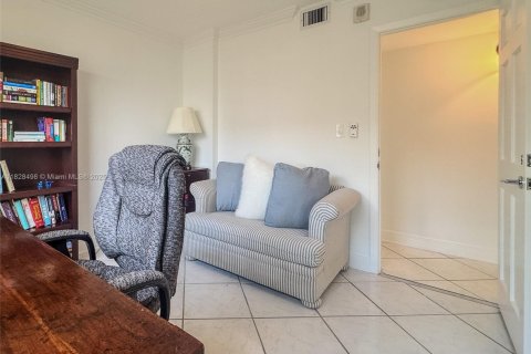 Condo in Hallandale Beach, Florida, 3 bedrooms  № 1935336 - photo 16