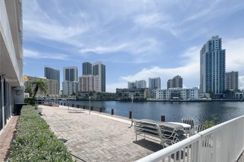 Condo in Hallandale Beach, Florida, 3 bedrooms  № 1935336 - photo 20