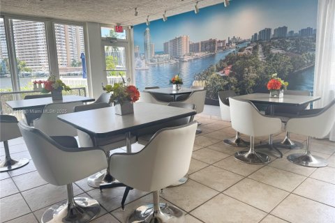 Condo in Hallandale Beach, Florida, 3 bedrooms  № 1935336 - photo 24