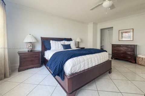 Condo in Hallandale Beach, Florida, 3 bedrooms  № 1935336 - photo 9