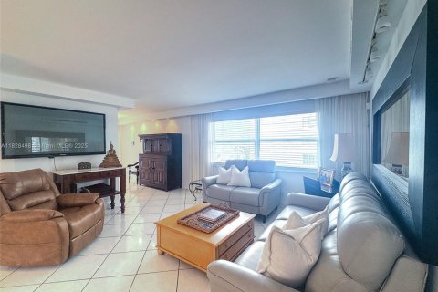 Condo in Hallandale Beach, Florida, 3 bedrooms  № 1935336 - photo 5