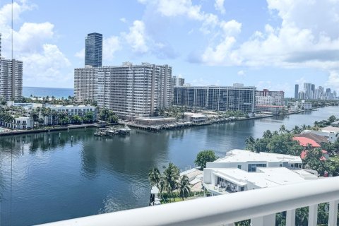 Condo in Hallandale Beach, Florida, 3 bedrooms  № 1935336