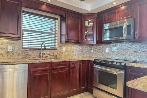 Condo in Hallandale Beach, Florida, 3 bedrooms  № 1935336 - photo 2