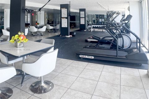 Condo in Hallandale Beach, Florida, 3 bedrooms  № 1935336 - photo 21