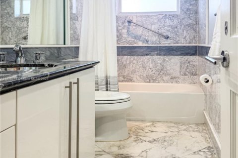 Condo in Hallandale Beach, Florida, 3 bedrooms  № 1935336 - photo 13