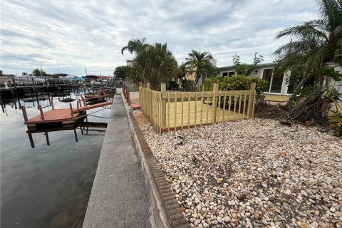 House in Hudson, Florida 3 bedrooms, 140.47 sq.m. № 2132431 - photo 2