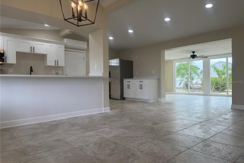 House in Hudson, Florida 3 bedrooms, 140.47 sq.m. № 2132431 - photo 4