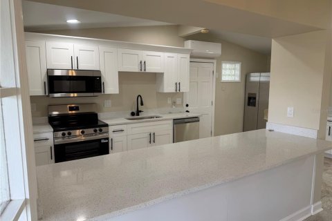 House in Hudson, Florida 3 bedrooms, 140.47 sq.m. № 2132431 - photo 5