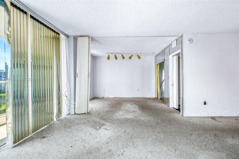 Condo in Aventura, Florida, 2 bedrooms  № 1930136 - photo 12