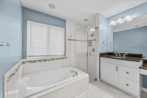 House in Jupiter, Florida 4 bedrooms, 235.04 sq.m. № 2365208 - photo 19