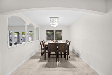 House in Jupiter, Florida 4 bedrooms, 235.04 sq.m. № 2365208 - photo 5