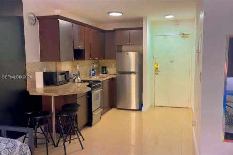 Estudio en el Condominio en Miami Beach, Florida  № 2051290