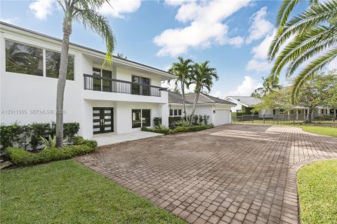 House in Coral Gables, Florida 7 bedrooms, 598.01 sq.m. № 2075172 - photo 2