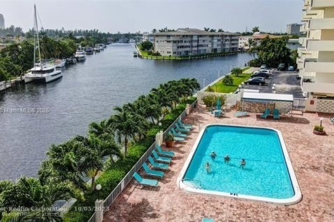 Condo in Hallandale Beach, Florida, 1 bedroom  № 1758689 - photo 2