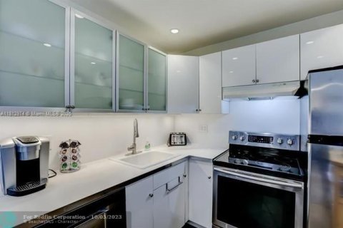 Condo in Hallandale Beach, Florida, 1 bedroom  № 1758689 - photo 8