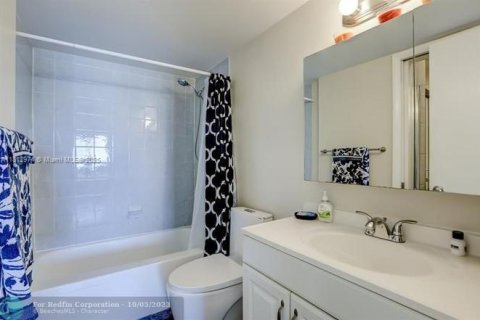 Condo in Hallandale Beach, Florida, 1 bedroom  № 1758689 - photo 14