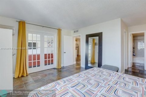 Condo in Hallandale Beach, Florida, 1 bedroom  № 1758689 - photo 12