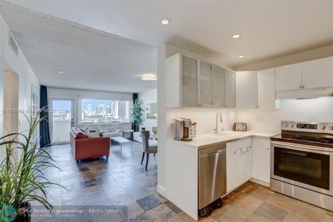Condo in Hallandale Beach, Florida, 1 bedroom  № 1758689 - photo 4