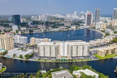 Condo in Hallandale Beach, Florida, 1 bedroom  № 1758689 - photo 1