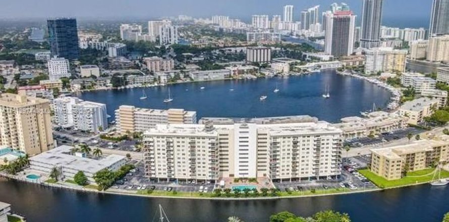 Condo in Hallandale Beach, Florida, 1 bedroom  № 1758689