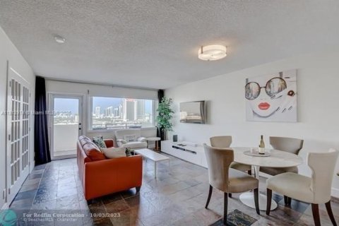 Condo in Hallandale Beach, Florida, 1 bedroom  № 1758689 - photo 5