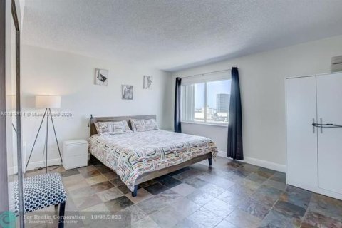 Condo in Hallandale Beach, Florida, 1 bedroom  № 1758689 - photo 11