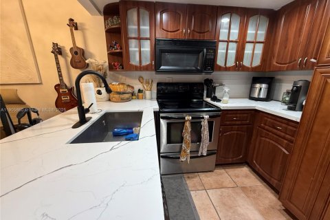 Condominio en alquiler en Miami, Florida, 1 dormitorio, 65.03 m2 № 1957032 - foto 1