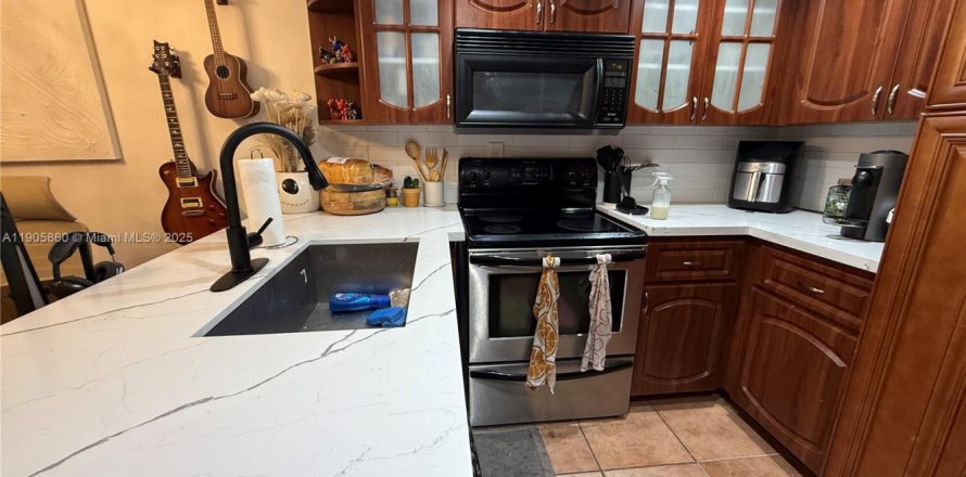 Condominio en Miami, Florida, 1 dormitorio  № 1957032