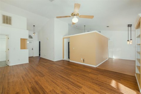 House in New Port Richey, Florida 3 bedrooms, 161.28 sq.m. № 2420119 - photo 13