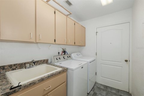 House in New Port Richey, Florida 3 bedrooms, 161.28 sq.m. № 2420119 - photo 26