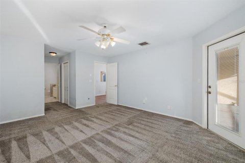 House in New Port Richey, Florida 3 bedrooms, 161.28 sq.m. № 2420119 - photo 18