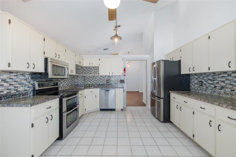 House in New Port Richey, Florida 3 bedrooms, 161.28 sq.m. № 2420119 - photo 8