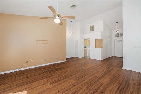 House in New Port Richey, Florida 3 bedrooms, 161.28 sq.m. № 2420119 - photo 14