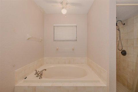 House in New Port Richey, Florida 3 bedrooms, 161.28 sq.m. № 2420119 - photo 20