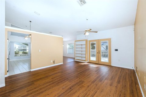 House in New Port Richey, Florida 3 bedrooms, 161.28 sq.m. № 2420119 - photo 12