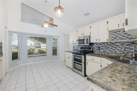 House in New Port Richey, Florida 3 bedrooms, 161.28 sq.m. № 2420119 - photo 9