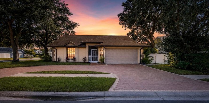 House in New Port Richey, Florida 3 bedrooms, 161.28 sq.m. № 2420119