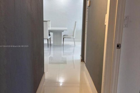Condo in Miami, Florida, 1 bedroom  № 1940305 - photo 10