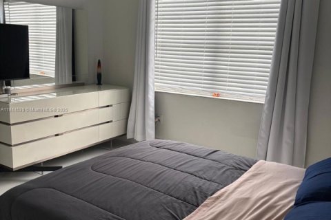 Condo in Miami, Florida, 1 bedroom  № 1940305 - photo 8