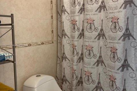 Condo in Miami, Florida, 1 bedroom  № 1940305 - photo 13