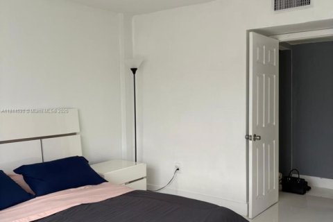 Condo in Miami, Florida, 1 bedroom  № 1940305 - photo 11