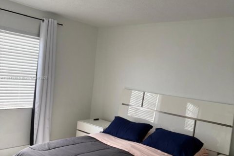 Condo in Miami, Florida, 1 bedroom  № 1940305 - photo 12