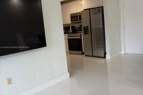 Condo in Miami, Florida, 1 bedroom  № 1940305 - photo 4