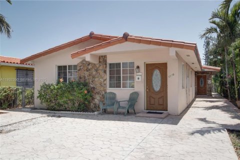 Снять в аренду виллу или дом в Майами, Флорида 2 спальни, 75.62м2, № 1991552 - фото 3