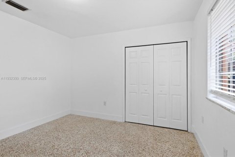 Снять в аренду виллу или дом в Майами, Флорида 2 спальни, 75.62м2, № 1991552 - фото 24