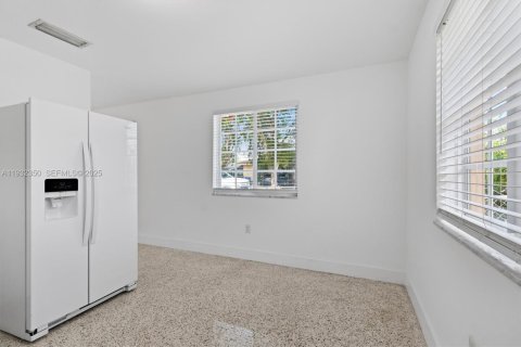 Снять в аренду виллу или дом в Майами, Флорида 2 спальни, 75.62м2, № 1991552 - фото 18