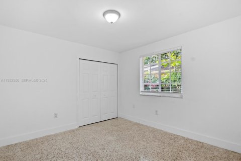 Снять в аренду виллу или дом в Майами, Флорида 2 спальни, 75.62м2, № 1991552 - фото 22