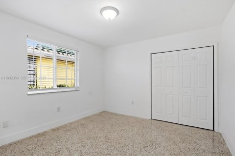 Снять в аренду виллу или дом в Майами, Флорида 2 спальни, 75.62м2, № 1991552 - фото 29