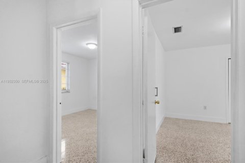 Снять в аренду виллу или дом в Майами, Флорида 2 спальни, 75.62м2, № 1991552 - фото 19