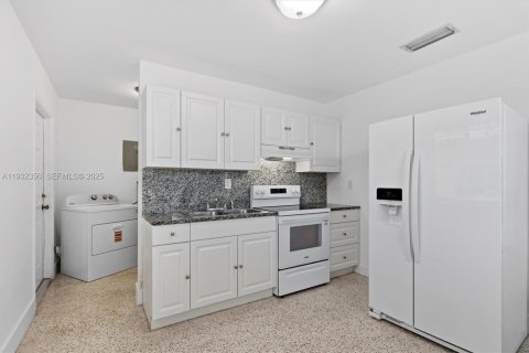 Снять в аренду виллу или дом в Майами, Флорида 2 спальни, 75.62м2, № 1991552 - фото 11